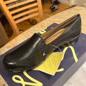 Womens comfort dress shoes, black, size 9m.